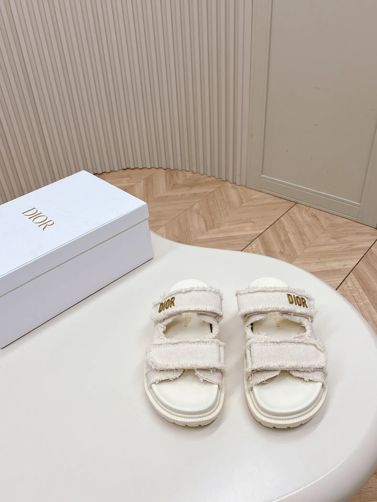 👟👟Ex-factory price 460👟👟 Classic upgrade plus 2024 new colors and the latest fabric Dior Dior classic Velcro sandals and slippers series original replica high version super durable and versatile style very comfortable on the feet, slim and white original cloth upper, original d hardware buckle, original TPU outsole Size: 35-41
